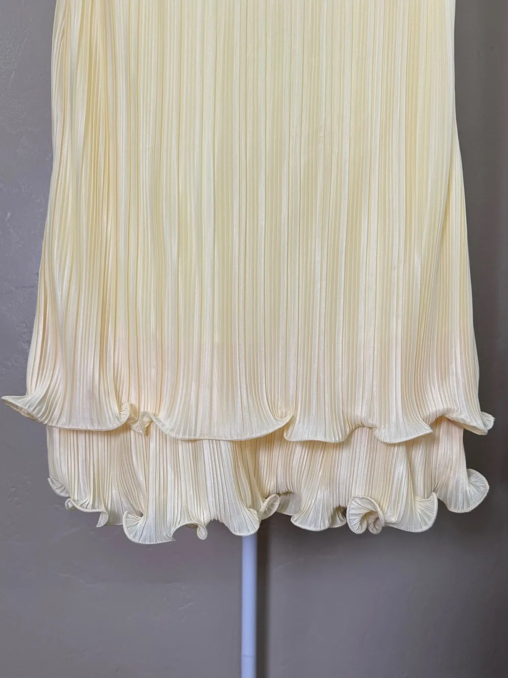 Commense Soft Butter Yellow Pleated Layered Ruffle Skirt Cami Set NWT Medium - Picture 7 of 13